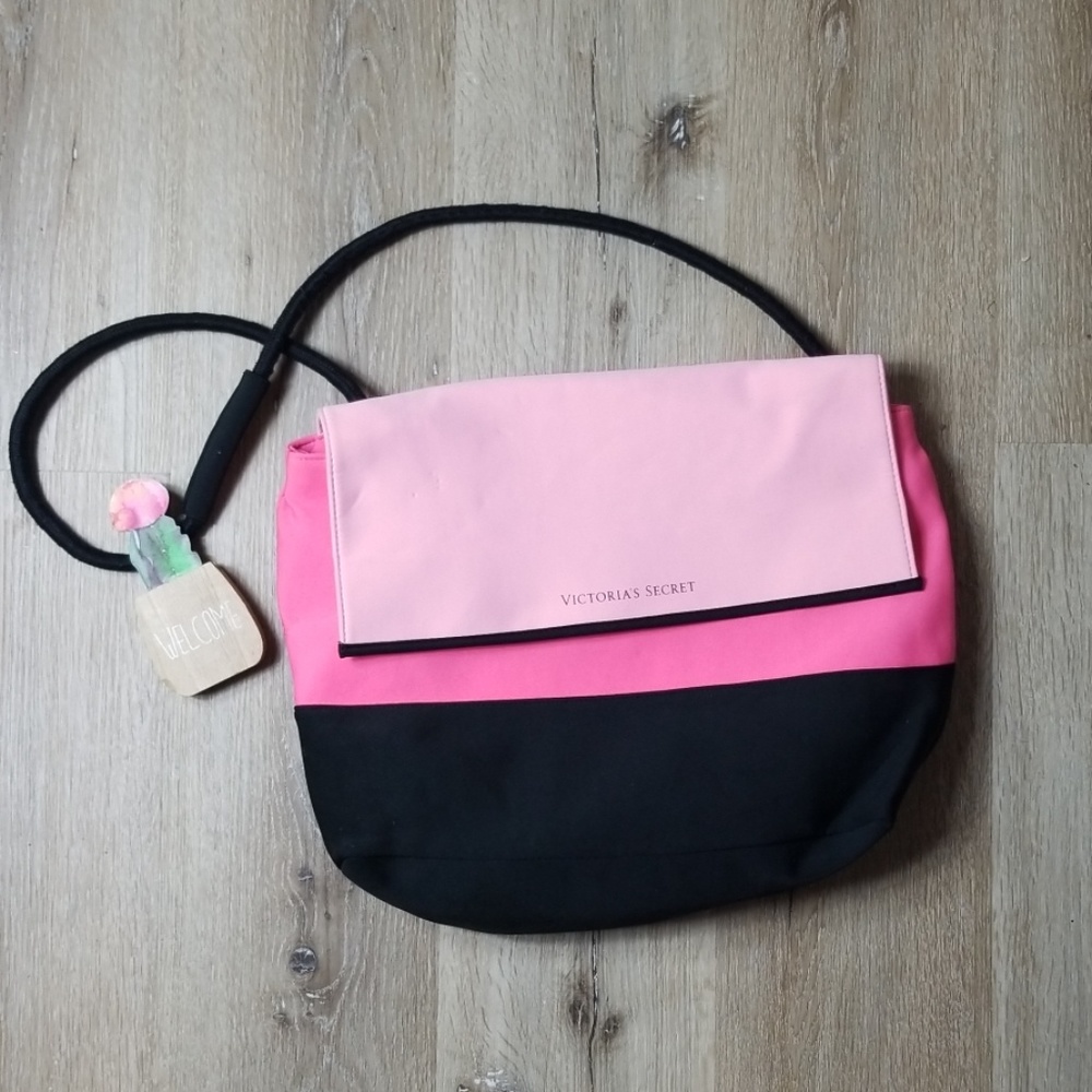 🌻Victoria's secret cooler zipped with Handle